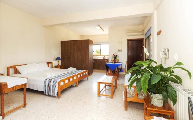 Room-studio in Polis - Just 800 m From t