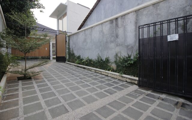 RedDoorz Plus near Ragunan Zoo