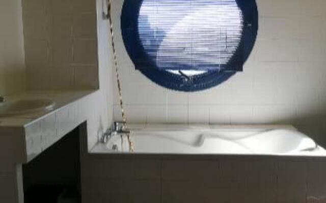 Chambre dans Maison fleurie et calme