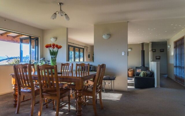 Loch Vista Lake View Villa Accommodation