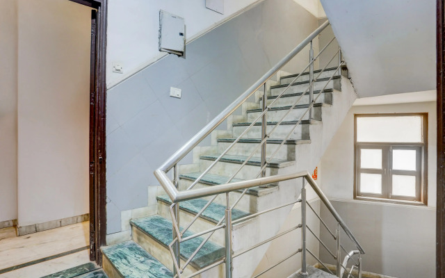 Super Hotel O East Punjabi Bagh Near Metro Station