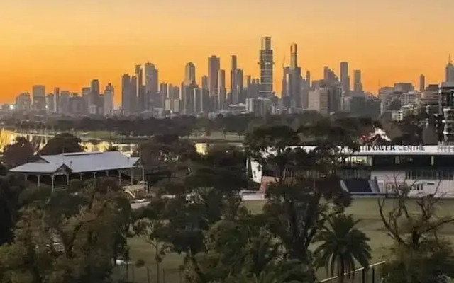 Spacious St Kilda Escape - Parking and City Views