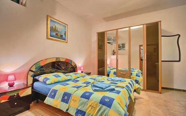 Stunning Home in Porec With Outdoor Swimming Pool, Wifi and 7 Bedrooms - Hotel in Porec - Photo 2