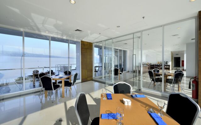 Whiz Prime Hotel Megamas Manado