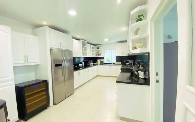 Seasideserenity - Luxury Villa Steps From The Beach