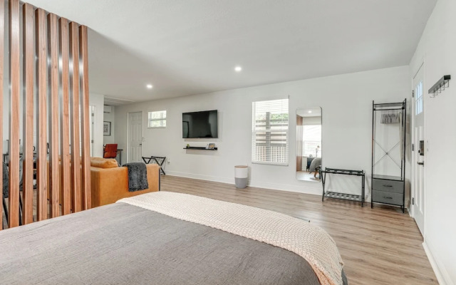 Stylish Lakeland Studio w/ Workspace