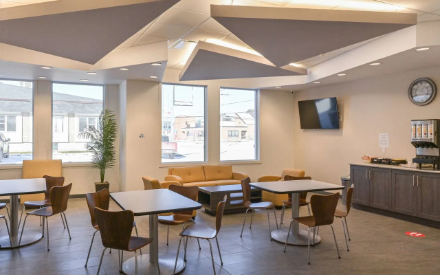 Super 8 by Wyndham Moosonee