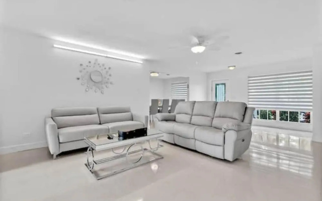 Luxurious 4BD Villa Top Amenities Pool