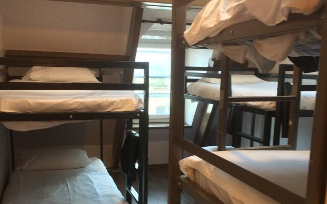 Heroes Hotel - Hostel