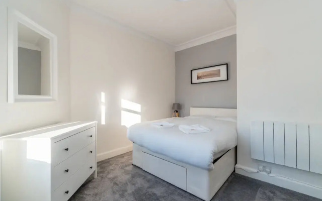 Silver Lining Charming Meadowbank Flat