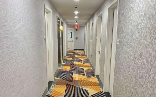 Super 8 by Wyndham Brooklyn Williamsburg