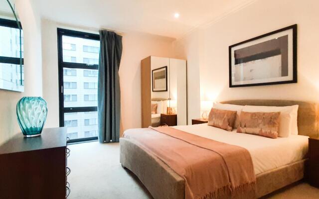 One Bed Apartment in South Quay, Canary Wharf