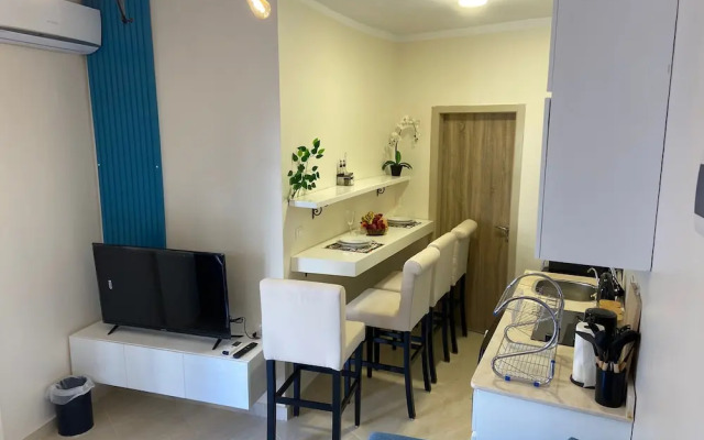 Chic Stylish Spacious Apt Poolside, Smarttv & Wifi