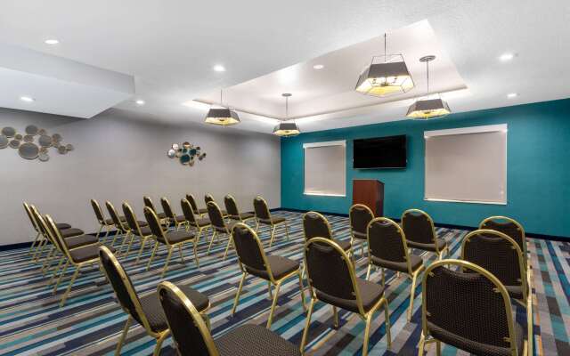 La Quinta Inn & Suites by Wyndham Tampa Central