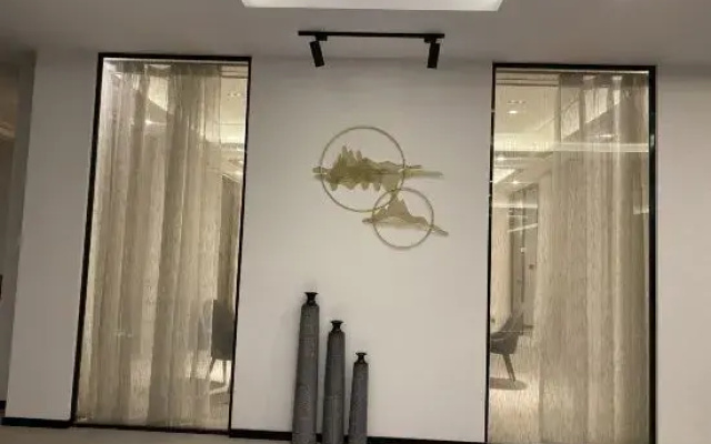 Garze Chin lives in a hotel