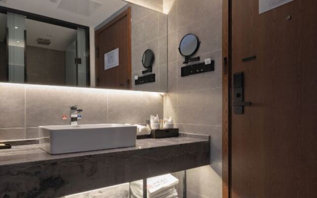 Qianna Hotel (Xi'an Bell Tower Huimin Street Subway Station)