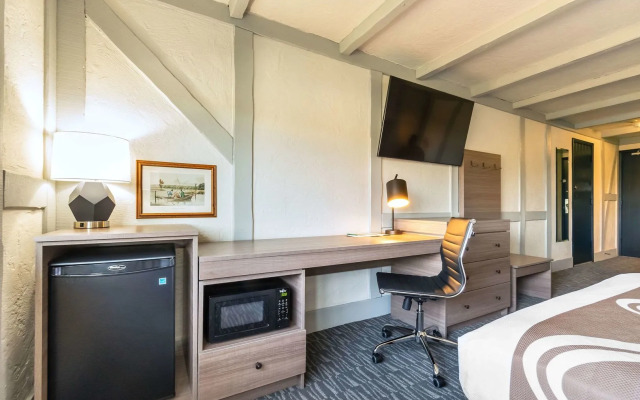 Quality Inn Waddling Dog