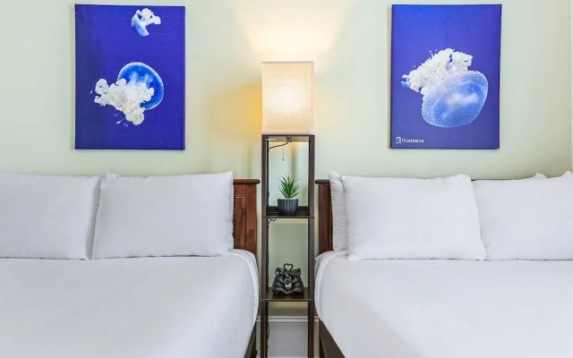 Spacious 5BR Urban Retreat with Balcony & Pool