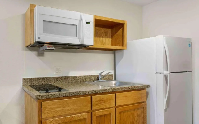 Extended Stay America Select Suites - Cleveland - Airport