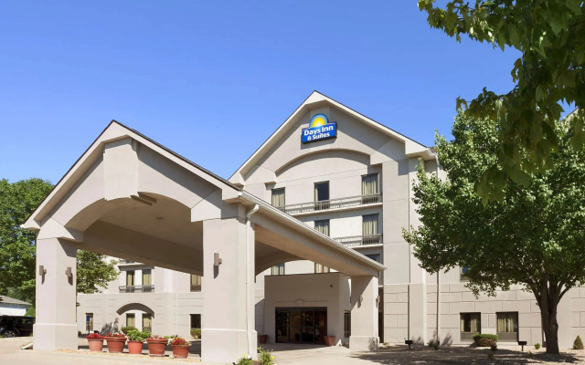 Days Inn & Suites by Wyndham Cedar Rapids