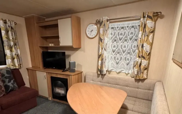 2 Bed Caravan - Sleeps 6 - Pet Friendly, Parking