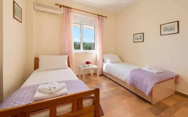 Stunning 5-bed Villa in Gennadi!