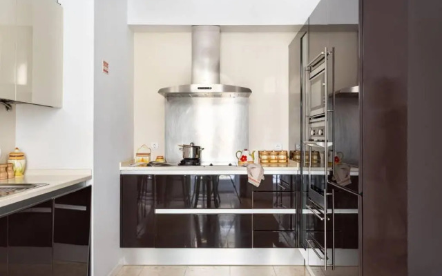 JOIVY Splendid 2BR Apt w/ parking&balcony, 10mins to Praça do Comércio