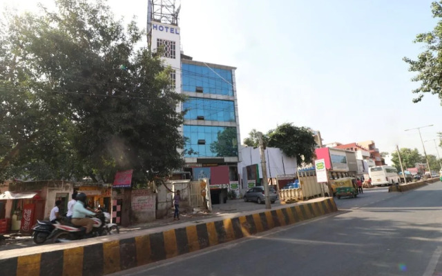 Hotel The Taj by OYO Rooms