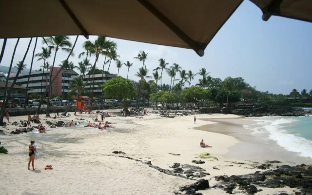 Hale Honu Oceanfront by RedAwning