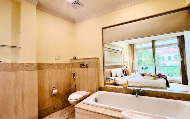BluO 3BHK - DLF Galleria | BathTub, Balcony