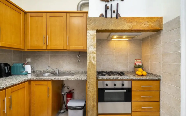 Urban Comfort: 1-Br Near Airport & Train Station