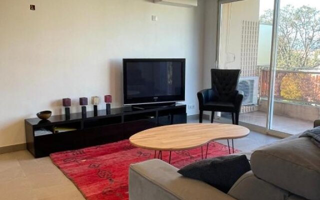 Bnb Renting Le Cèdre Spacious Studio In Cannes With A Balcony Wifi And Ac