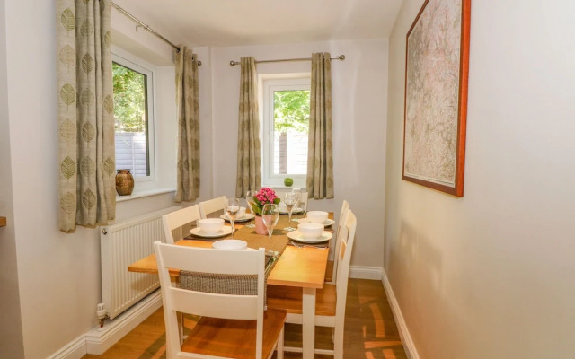 6 Hunters Green Close