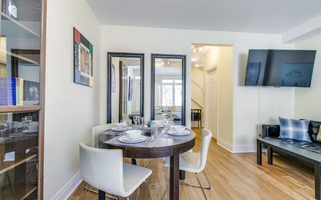 Newly Decorated 2BR Yorkville Home