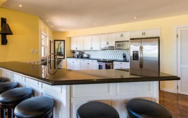Luxury 4-bedroom home a short walk from the beach