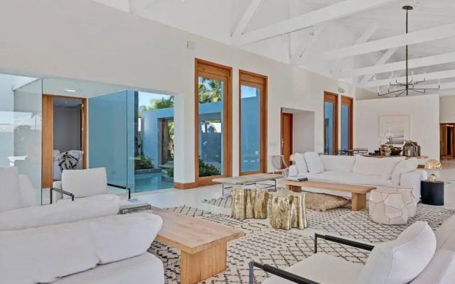 Modern Oasis Stunning Views of Golf Course River