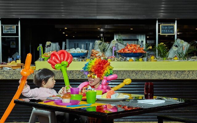 InterContinental Shanghai Pudong Hotel by IHG