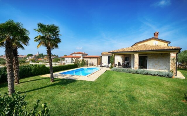 Beautiful Holiday House With Private Pool and Terrace !