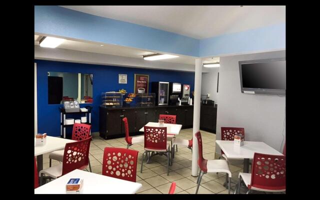 Econo Lodge Inn & Suites