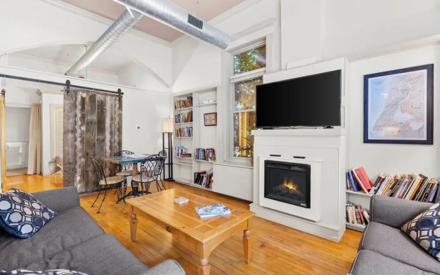 Charming Saugatuck Condo w/ Private Deck + Grill!