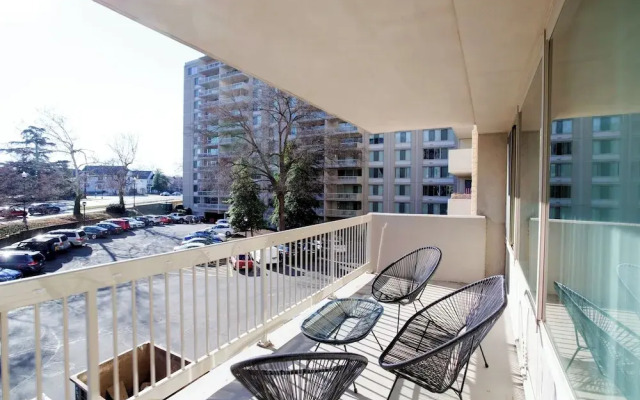 Spacious 2BR Apartment in Crystal City