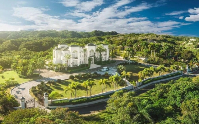 Beverly Hills Luxury Mansion Right in Sosua