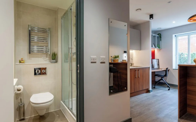 Students Only Straits Egham - 40 mins to Waterloo - Direct Bus to Heathrow