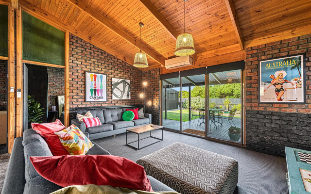Black Pearl ~ Industrial-Chic in Silver Sands