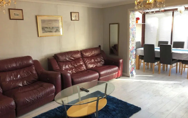 Lovely 3-bed House in Farnham Royal Slough
