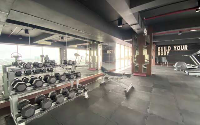 Good Homey Studio Apartment At Warhol (W/R) Residences