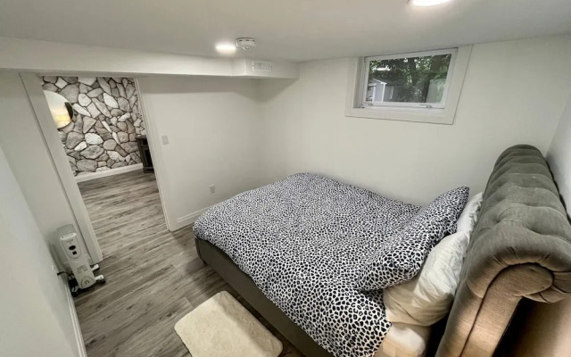 Adorable 1 Bedroom Suite With Kitchen &