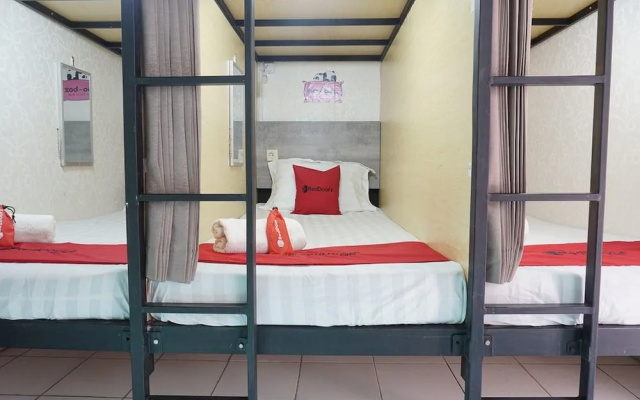 RedDoorz Hostel @ Borobudur Street