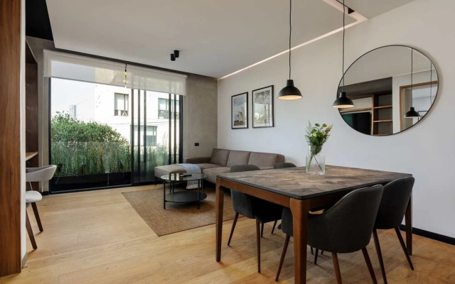 w Deluxe 1BR With Elegant Balcony in Roma Nte