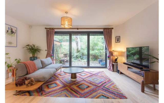 Trendy & Bright Bohemian House in Forest Hill